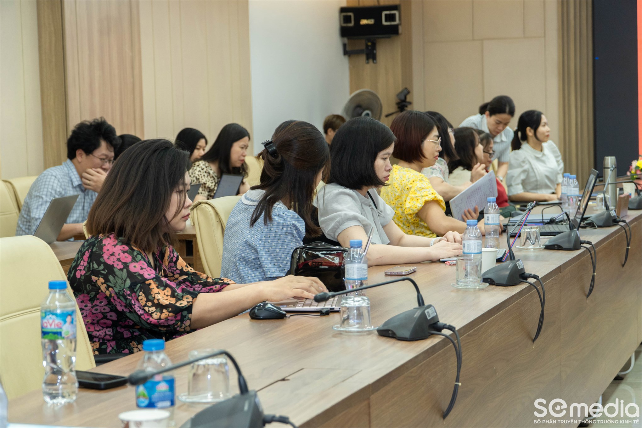 Hội thảo `Nâng cao năng lực nghiên cứu khoa học: Lựa chọn tạp chí quốc tế và trả lời phản biện` tại Trường Kinh tế