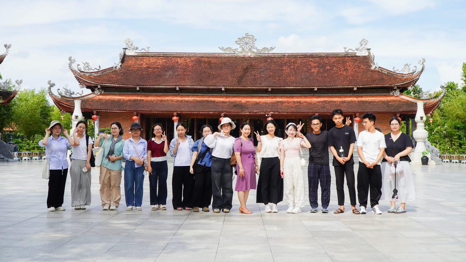 Sinh viên Trường Kinh tế - Trường Đại học Công nghiệp Hà Nội kết thúc tốt đẹp chương trình “UEH Mekong Summer Camp 2025” – Chương trình trao đổi sinh viên của UEH