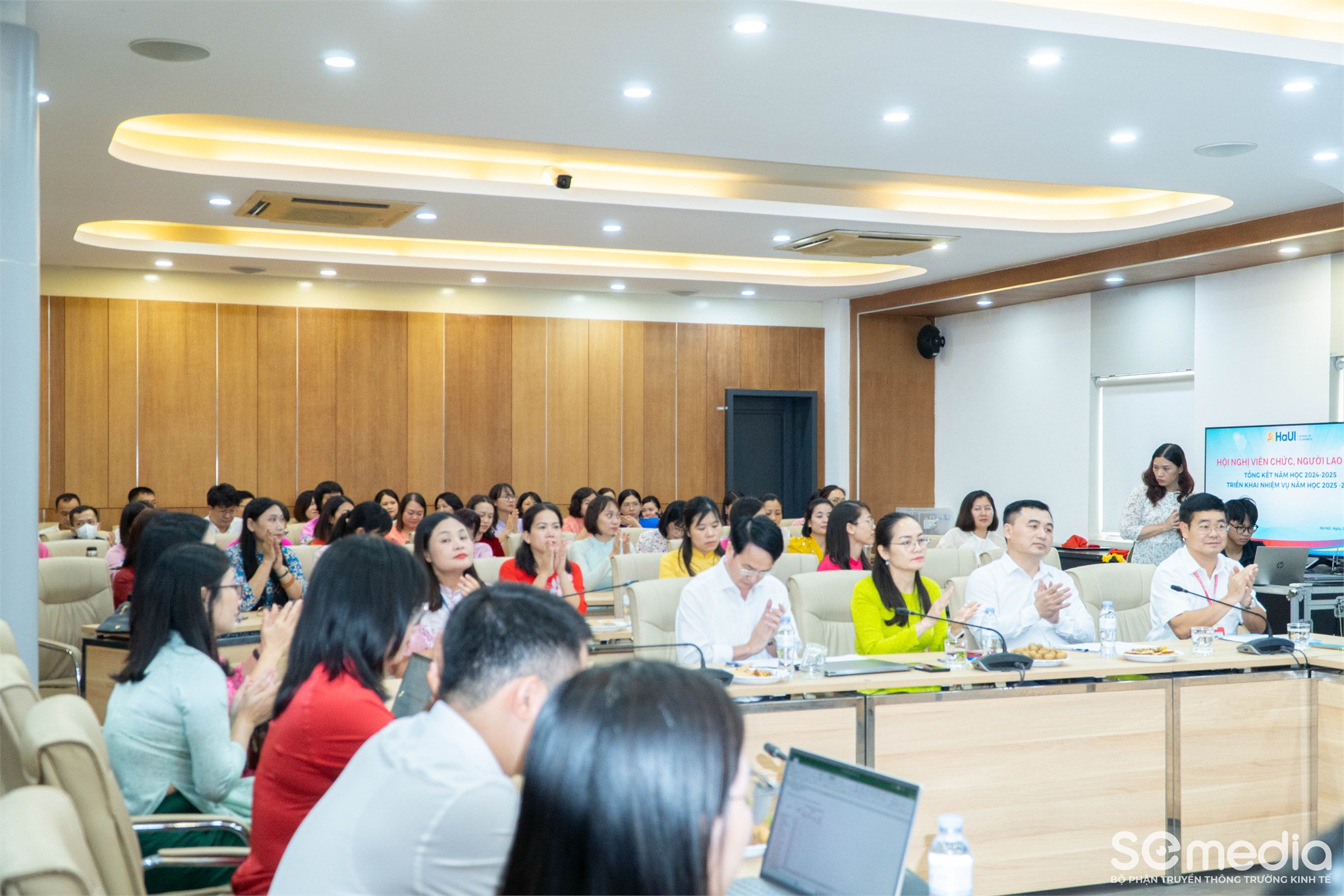 Hội nghị viên chức, người lao động Trường Kinh tế: Tổng kết năm học 2024-2025 và triển khai nhiệm vụ năm học 2025-2026