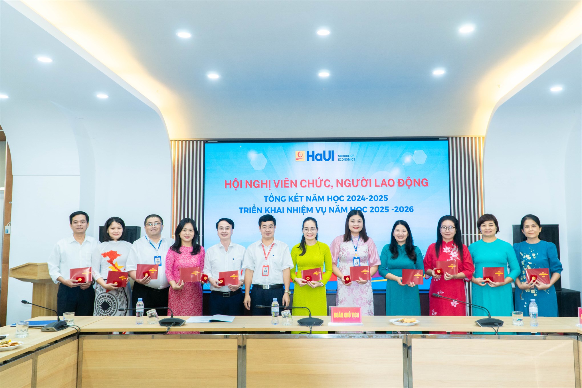 Hội nghị viên chức, người lao động Trường Kinh tế: Tổng kết năm học 2024-2025 và triển khai nhiệm vụ năm học 2025-2026