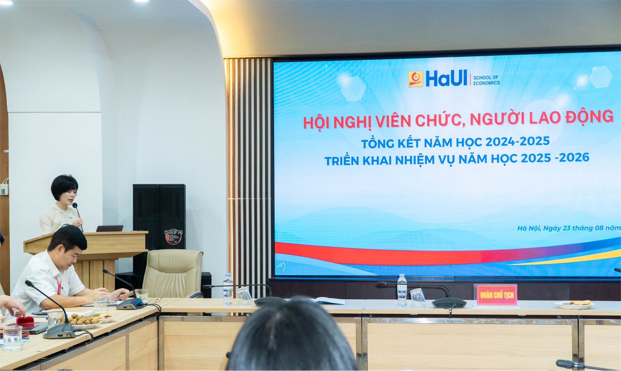 Hội nghị viên chức, người lao động Trường Kinh tế: Tổng kết năm học 2024-2025 và triển khai nhiệm vụ năm học 2025-2026