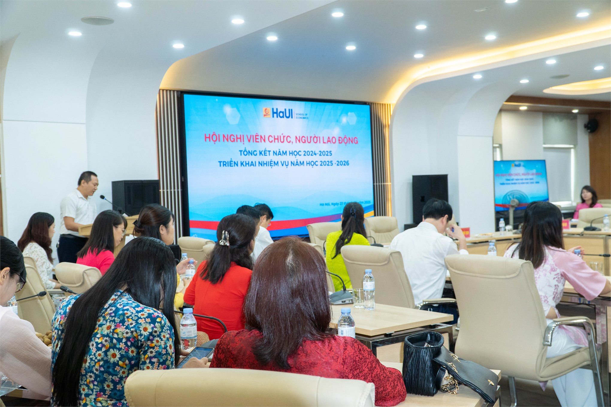 Hội nghị viên chức, người lao động Trường Kinh tế: Tổng kết năm học 2024-2025 và triển khai nhiệm vụ năm học 2025-2026