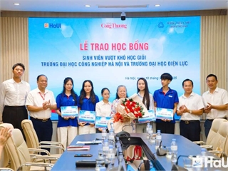 “Giảng đường hạnh phúc” – Sinh viên Trường Kinh tế nhận học bổng do Báo Công Thương phối hợp cùng Trường Đại học Công nghiệp Hà Nội và Trường Đại học Điện lực tổ chức