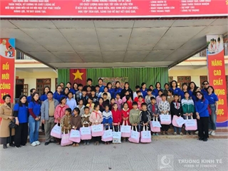 Sinh hoạt Chi bộ Kinh tế 3: Hành trình về nguồn gắn với lan tỏa tri thức cho học sinh vùng cao Hồng Ngài