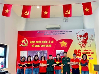 Sinh hoạt chính trị thực tế: Đảng bộ bộ phận Trường Kinh tế về nguồn tại Bảo tàng lịch sử quân sự Việt Nam