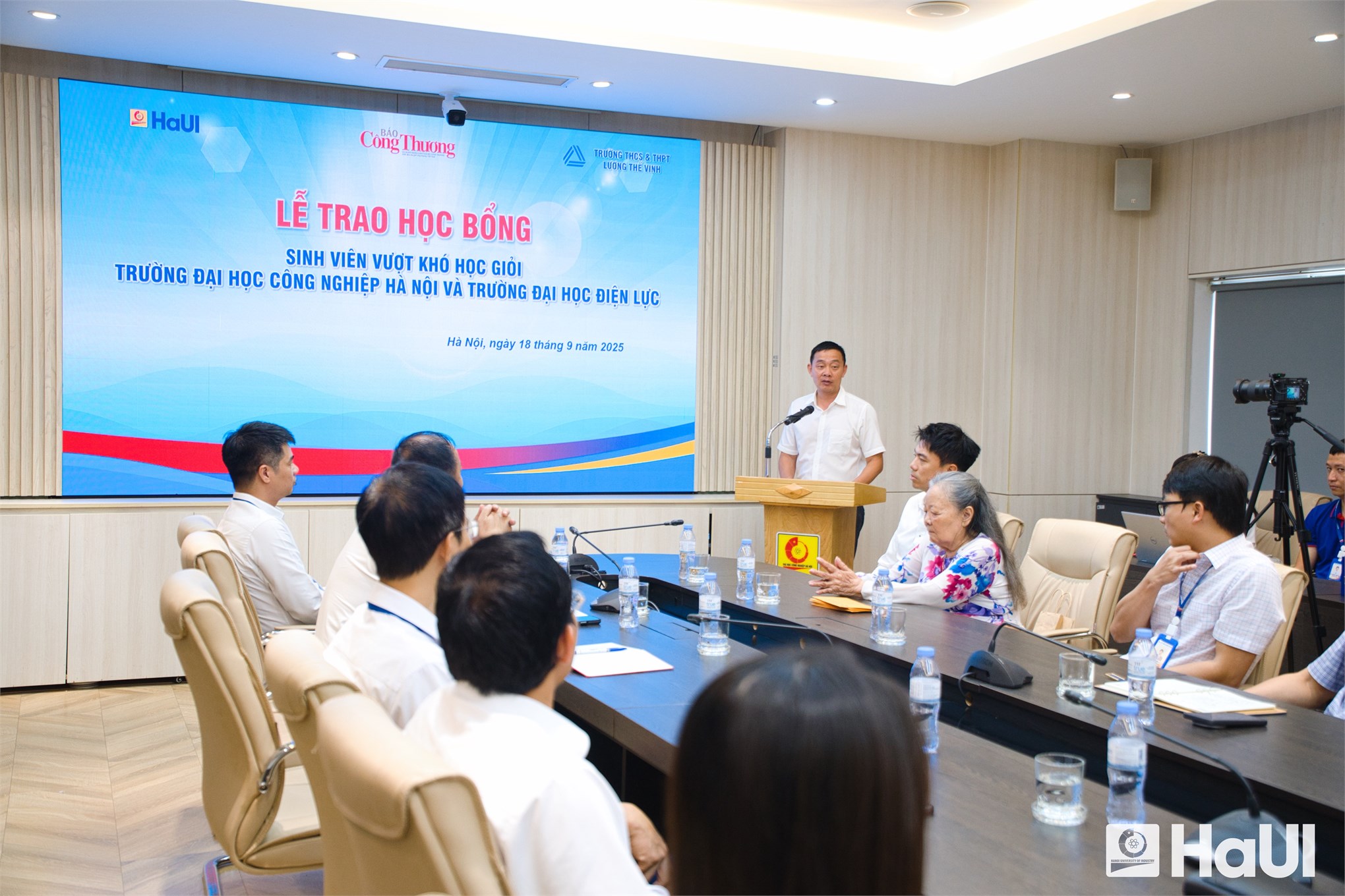 “Giảng đường hạnh phúc” – Sinh viên Trường Kinh tế nhận học bổng do Báo Công Thương phối hợp cùng Trường Đại học Công nghiệp Hà Nội và Trường Đại học Điện lực tổ chức