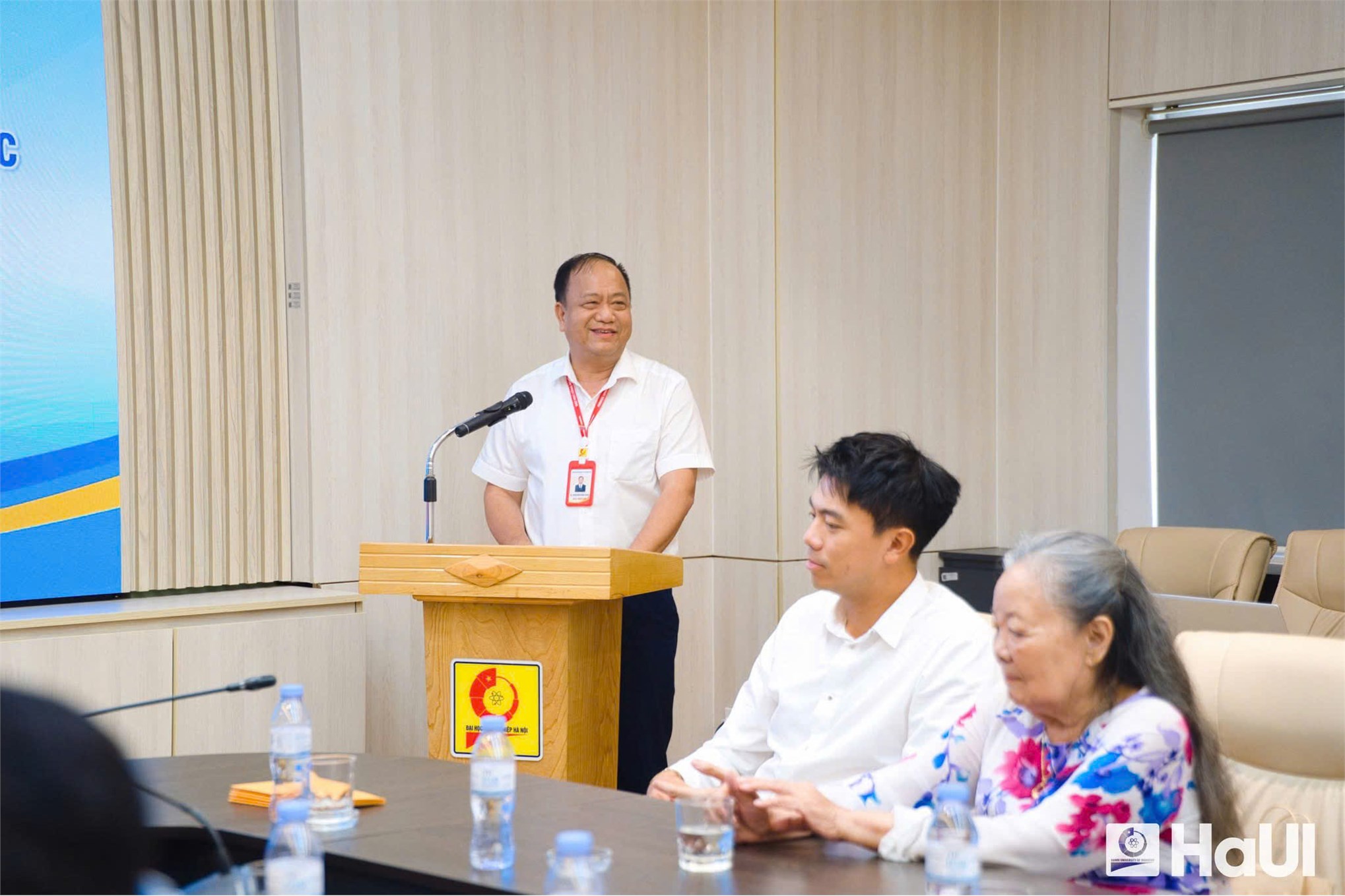 “Giảng đường hạnh phúc” – Sinh viên Trường Kinh tế nhận học bổng do Báo Công Thương phối hợp cùng Trường Đại học Công nghiệp Hà Nội và Trường Đại học Điện lực tổ chức