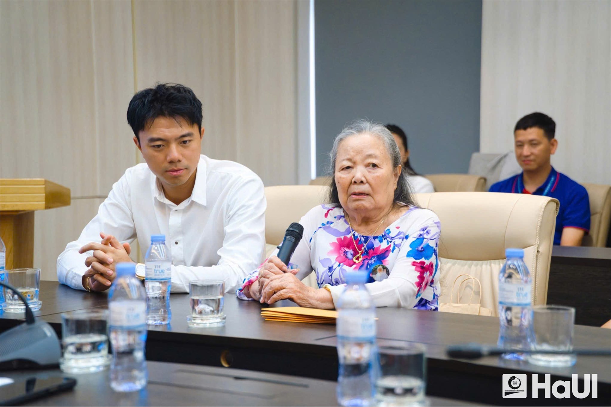 “Giảng đường hạnh phúc” – Sinh viên Trường Kinh tế nhận học bổng do Báo Công Thương phối hợp cùng Trường Đại học Công nghiệp Hà Nội và Trường Đại học Điện lực tổ chức