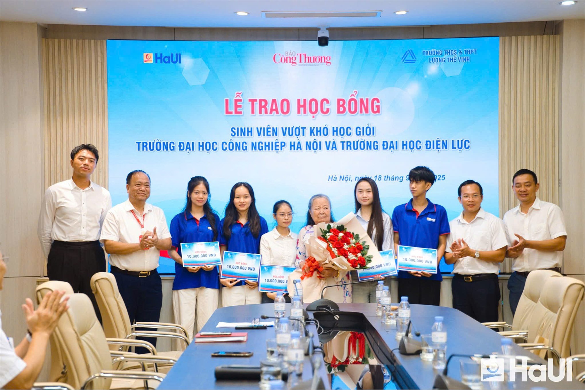 “Giảng đường hạnh phúc” – Sinh viên Trường Kinh tế nhận học bổng do Báo Công Thương phối hợp cùng Trường Đại học Công nghiệp Hà Nội và Trường Đại học Điện lực tổ chức