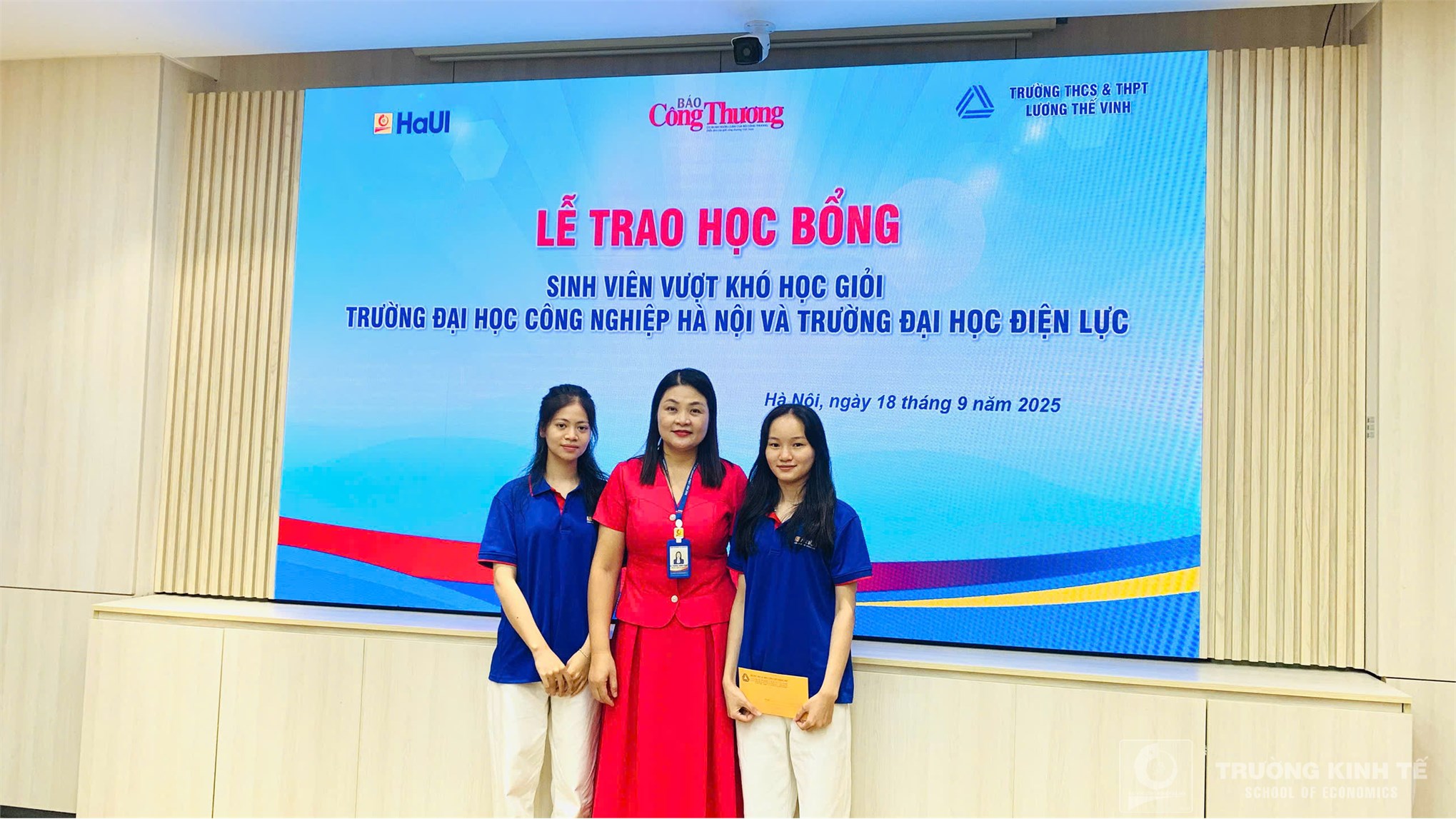 “Giảng đường hạnh phúc” – Sinh viên Trường Kinh tế nhận học bổng do Báo Công Thương phối hợp cùng Trường Đại học Công nghiệp Hà Nội và Trường Đại học Điện lực tổ chức