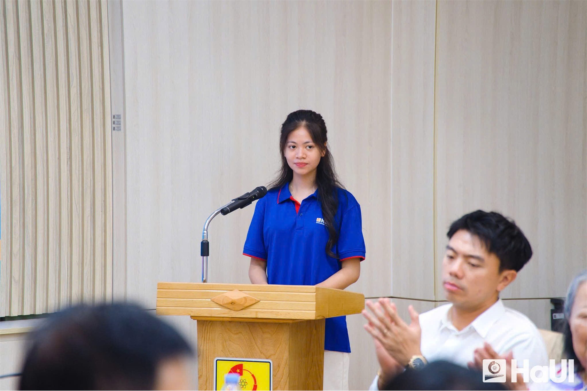 “Giảng đường hạnh phúc” – Sinh viên Trường Kinh tế nhận học bổng do Báo Công Thương phối hợp cùng Trường Đại học Công nghiệp Hà Nội và Trường Đại học Điện lực tổ chức