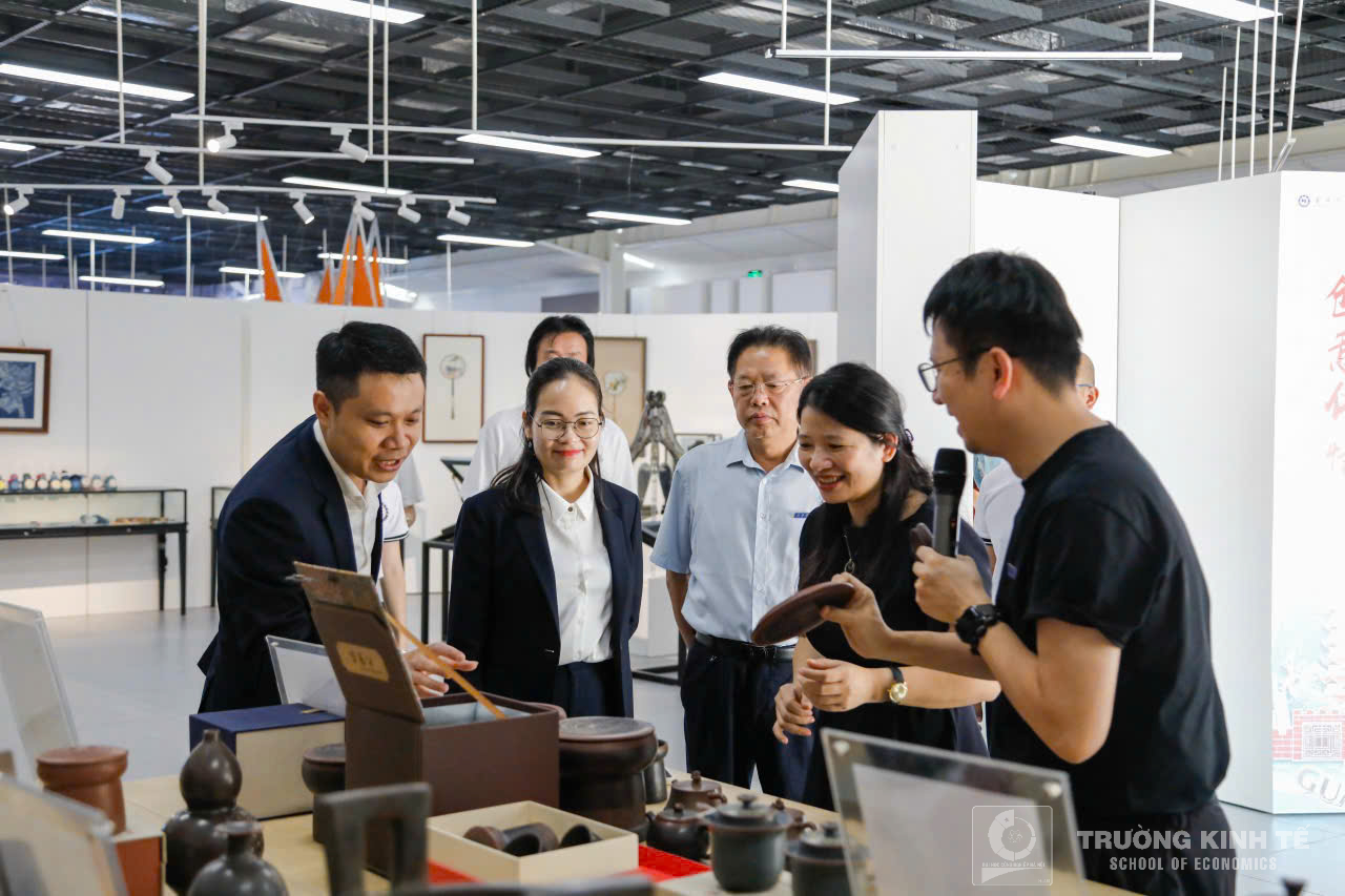 Tăng cường Hợp tác Giáo dục ASEAN – TRUNG QUỐC: Đoàn đại biểu Trường Kinh tế, Trường Đại học Công nghiệp Hà Nội đến thăm và làm việc tại Đại học Nam Ninh