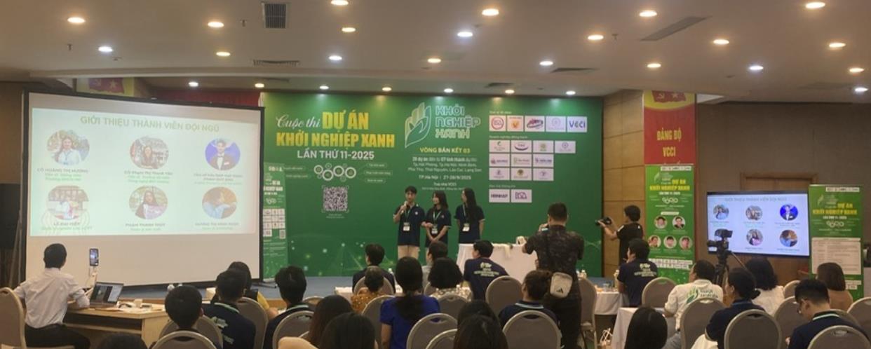 2 đại diện `Mộc dược` và `Dứa Pina` đến từ Trường Kinh tế, Đại học Công nghiệp Hà Nội tham dự bán kết cuộc thi “Dự án Khởi nghiệp Xanh” lần thứ 11 năm 2025
