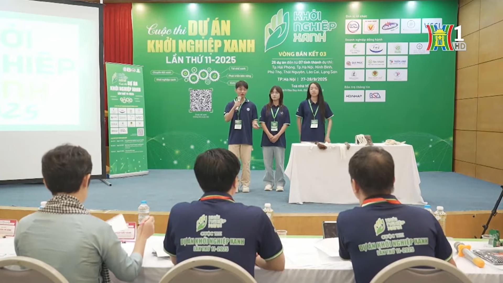 2 đại diện `Mộc dược` và `Dứa Pina` đến từ Trường Kinh tế, Đại học Công nghiệp Hà Nội tham dự bán kết cuộc thi “Dự án Khởi nghiệp Xanh” lần thứ 11 năm 2025