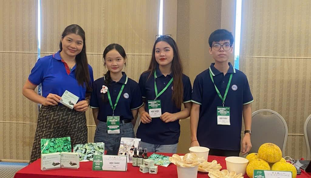 2 đại diện `Mộc dược` và `Dứa Pina` đến từ Trường Kinh tế, Đại học Công nghiệp Hà Nội tham dự bán kết cuộc thi “Dự án Khởi nghiệp Xanh” lần thứ 11 năm 2025