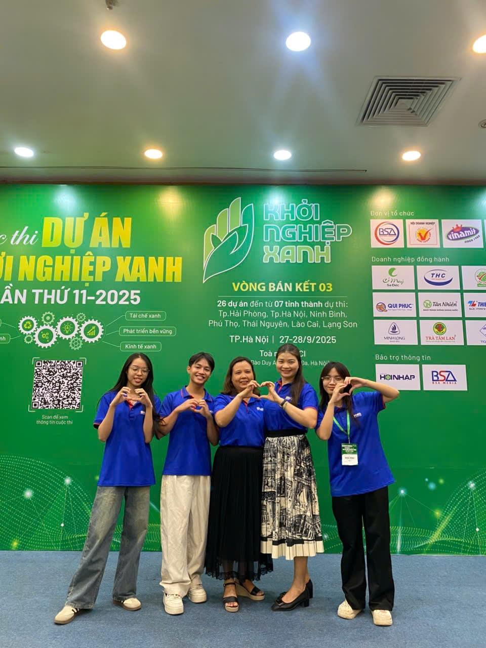 2 đại diện `Mộc dược` và `Dứa Pina` đến từ Trường Kinh tế, Đại học Công nghiệp Hà Nội tham dự bán kết cuộc thi “Dự án Khởi nghiệp Xanh” lần thứ 11 năm 2025