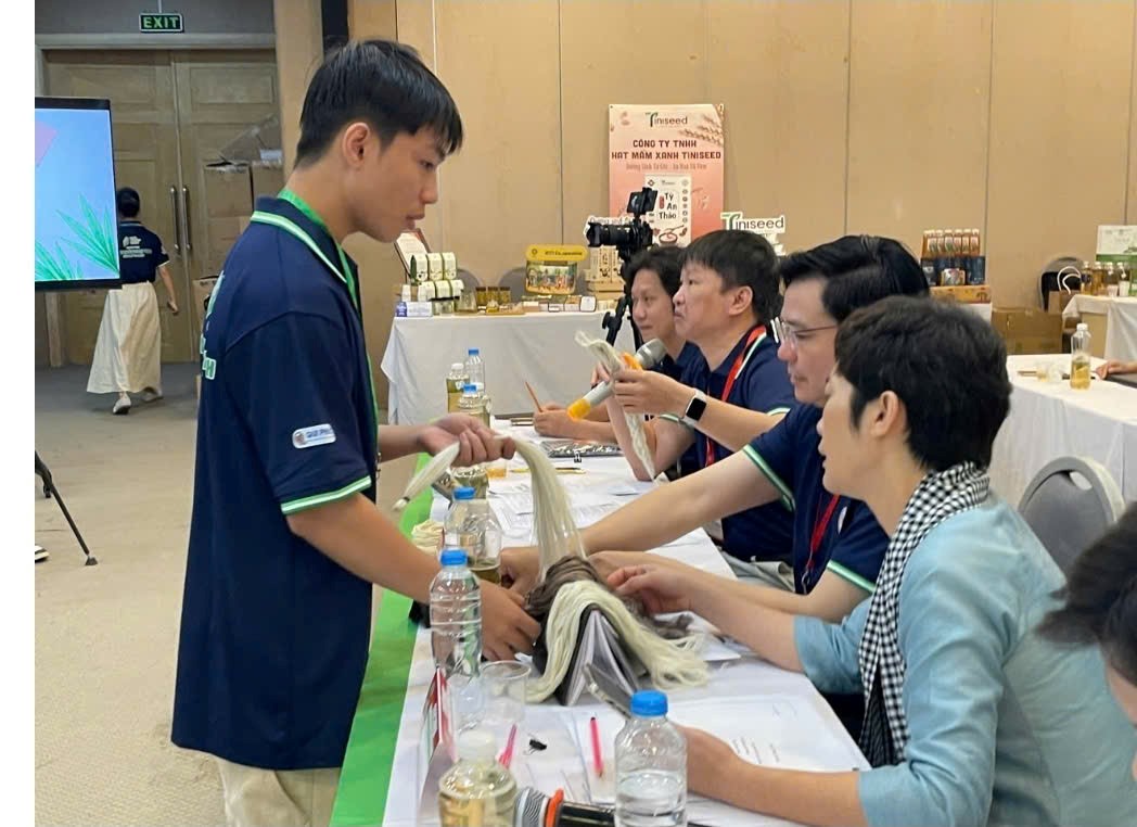 2 đại diện `Mộc dược` và `Dứa Pina` đến từ Trường Kinh tế, Đại học Công nghiệp Hà Nội tham dự bán kết cuộc thi “Dự án Khởi nghiệp Xanh” lần thứ 11 năm 2025