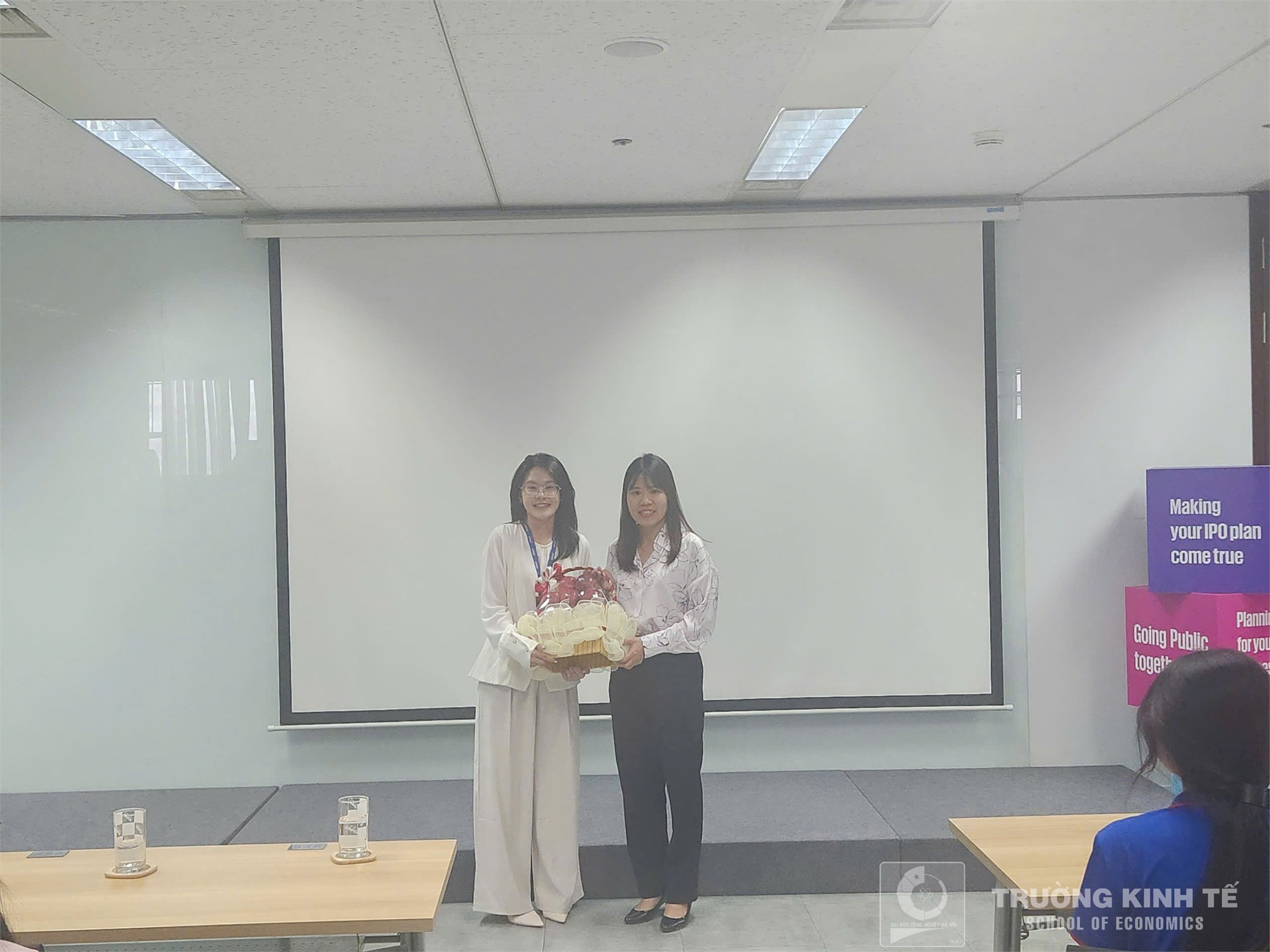 Tham quan thực tế doanh nghiệp Trường Kinh tế: Sinh viên Ngành Kiểm toán - Khoa Kế toán – Kiểm toán tham gia chương trình trải nghiệm thực tế và tư vấn hướng nghiệp tại Công ty TNHH KPMG Việt Nam