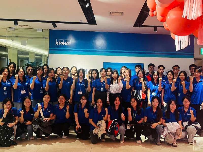 Tham quan thực tế doanh nghiệp Trường Kinh tế: Sinh viên Ngành Kiểm toán - Khoa Kế toán – Kiểm toán tham gia chương trình trải nghiệm thực tế và tư vấn hướng nghiệp tại Công ty TNHH KPMG Việt Nam