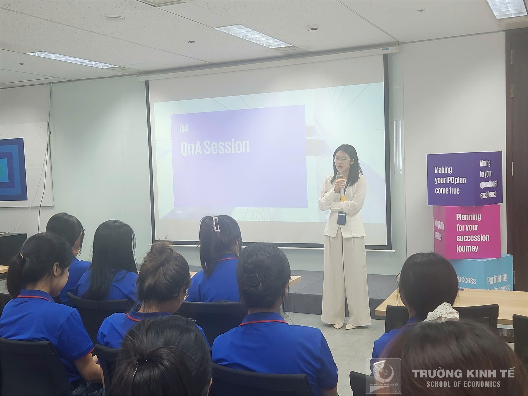 Tham quan thực tế doanh nghiệp Trường Kinh tế: Sinh viên Ngành Kiểm toán - Khoa Kế toán – Kiểm toán tham gia chương trình trải nghiệm thực tế và tư vấn hướng nghiệp tại Công ty TNHH KPMG Việt Nam