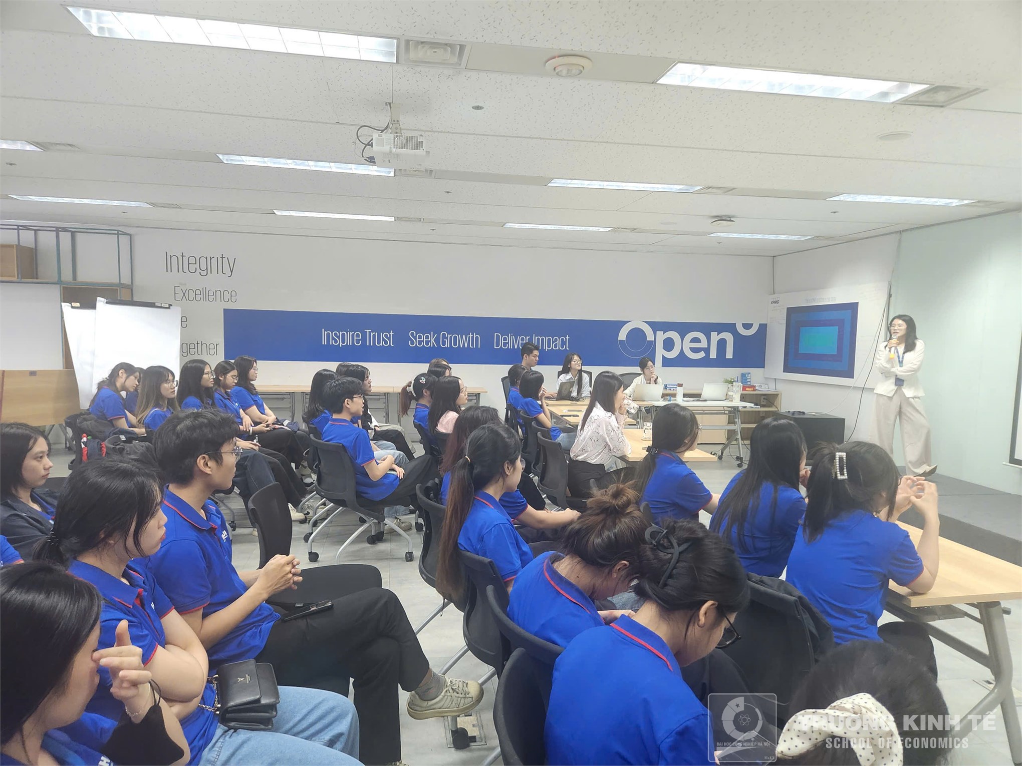 Tham quan thực tế doanh nghiệp Trường Kinh tế: Sinh viên Ngành Kiểm toán - Khoa Kế toán – Kiểm toán tham gia chương trình trải nghiệm thực tế và tư vấn hướng nghiệp tại Công ty TNHH KPMG Việt Nam