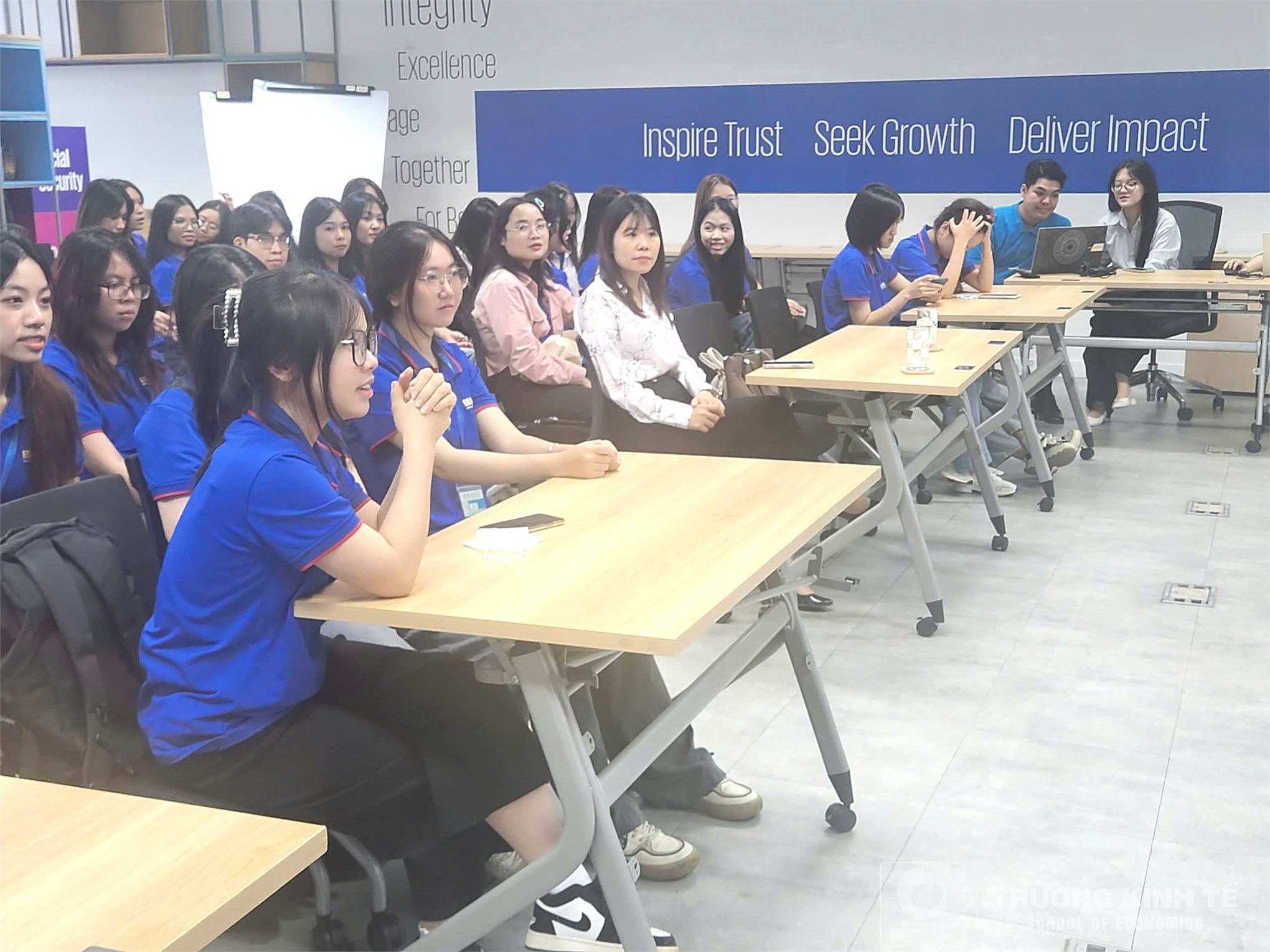 Tham quan thực tế doanh nghiệp Trường Kinh tế: Sinh viên Ngành Kiểm toán - Khoa Kế toán – Kiểm toán tham gia chương trình trải nghiệm thực tế và tư vấn hướng nghiệp tại Công ty TNHH KPMG Việt Nam