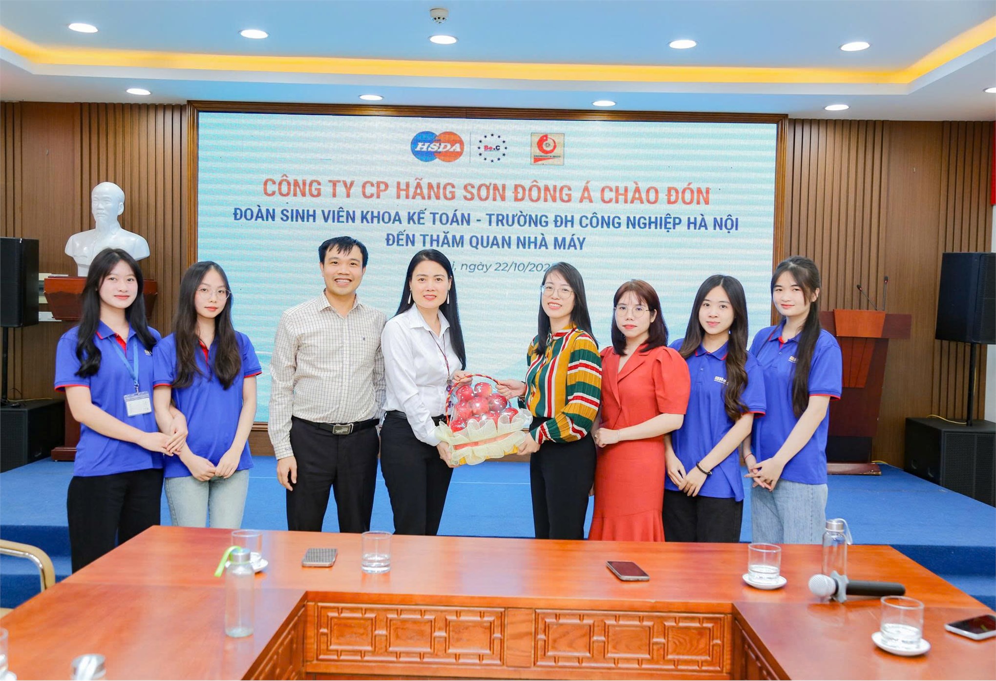 Tham quan thực tế doanh nghiệp Trường Kinh tế: Sinh viên Ngành Kế toán, Khoa Kế toán – Kiểm toán trải nghiệm thực tế và tư vấn hướng nghiệp tại Công ty Cổ phần Hãng sơn Đông Á