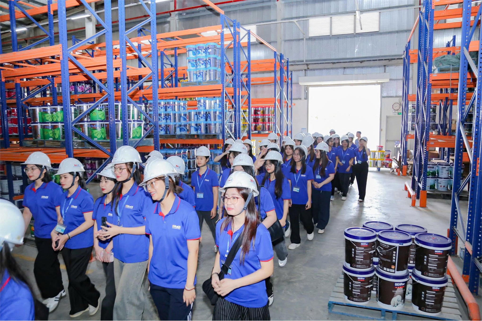 Tham quan thực tế doanh nghiệp Trường Kinh tế: Sinh viên Ngành Kế toán, Khoa Kế toán – Kiểm toán trải nghiệm thực tế và tư vấn hướng nghiệp tại Công ty Cổ phần Hãng sơn Đông Á