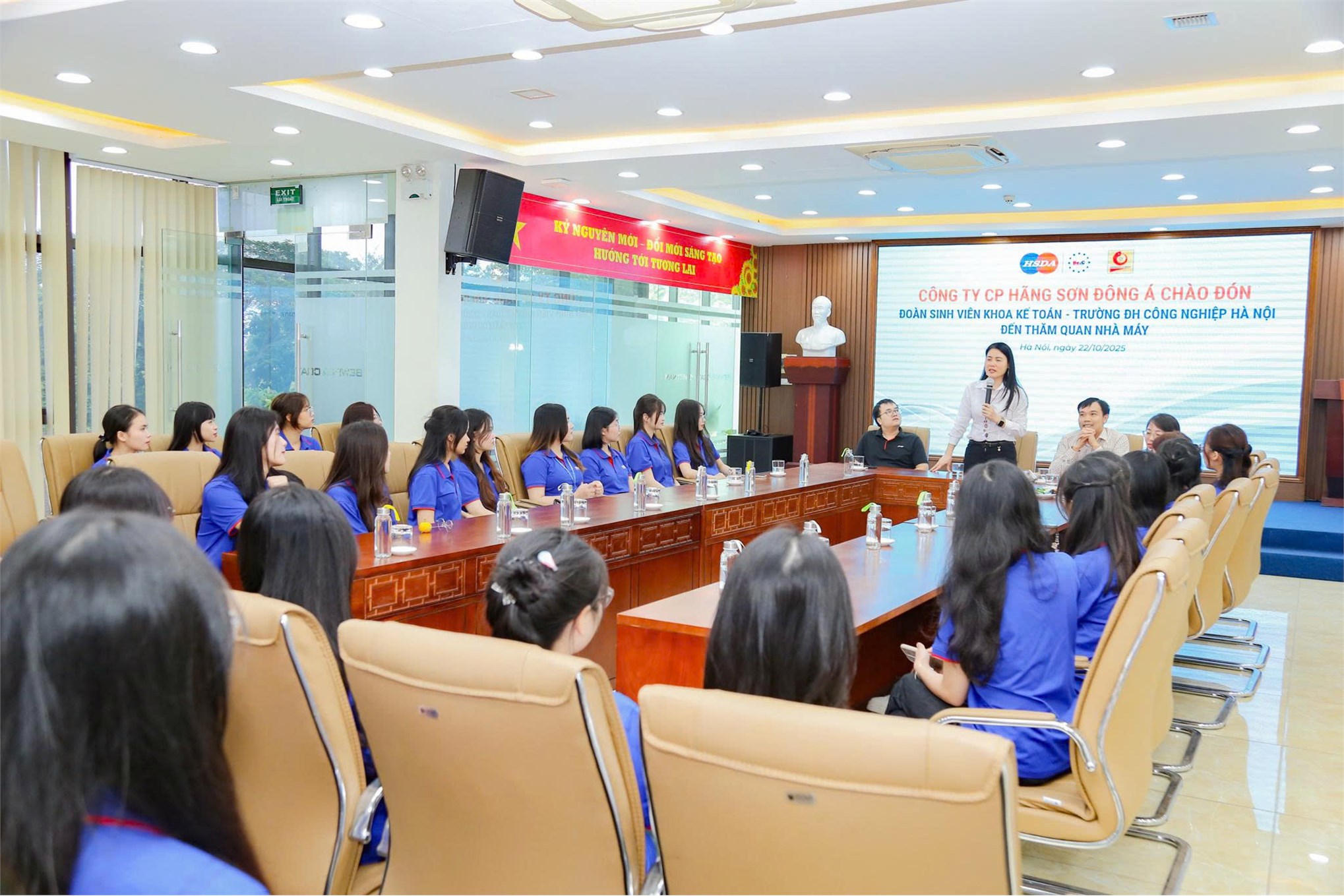 Tham quan thực tế doanh nghiệp Trường Kinh tế: Sinh viên Ngành Kế toán, Khoa Kế toán – Kiểm toán trải nghiệm thực tế và tư vấn hướng nghiệp tại Công ty Cổ phần Hãng sơn Đông Á