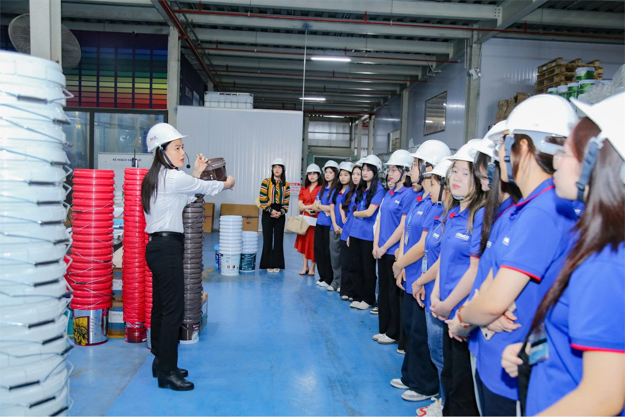 Tham quan thực tế doanh nghiệp Trường Kinh tế: Sinh viên Ngành Kế toán, Khoa Kế toán – Kiểm toán trải nghiệm thực tế và tư vấn hướng nghiệp tại Công ty Cổ phần Hãng sơn Đông Á