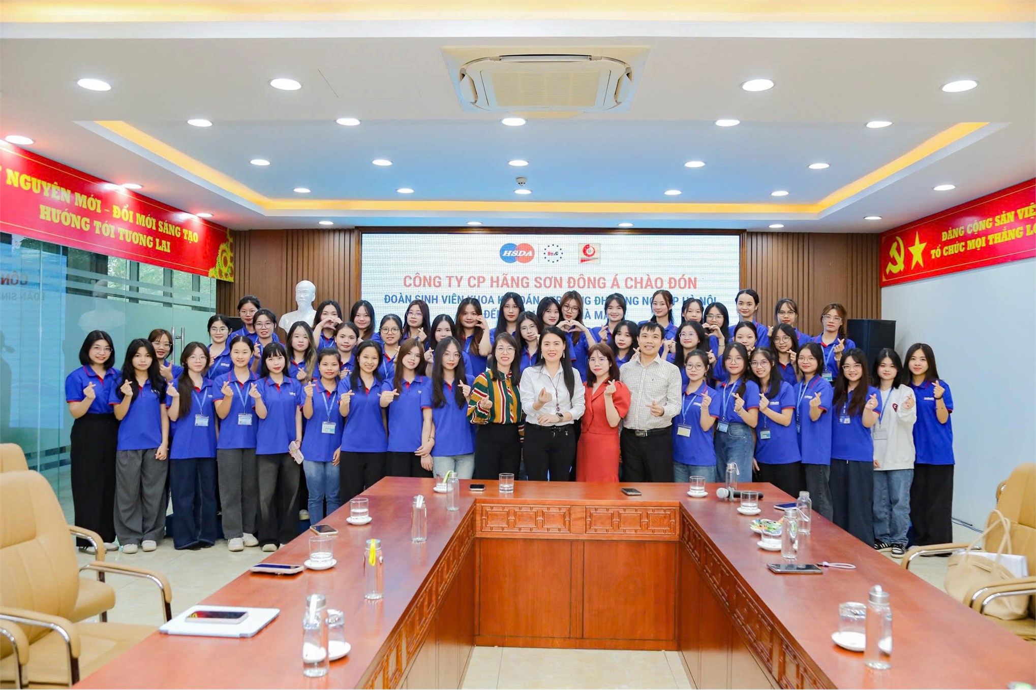 Tham quan thực tế doanh nghiệp Trường Kinh tế: Sinh viên Ngành Kế toán, Khoa Kế toán – Kiểm toán trải nghiệm thực tế và tư vấn hướng nghiệp tại Công ty Cổ phần Hãng sơn Đông Á