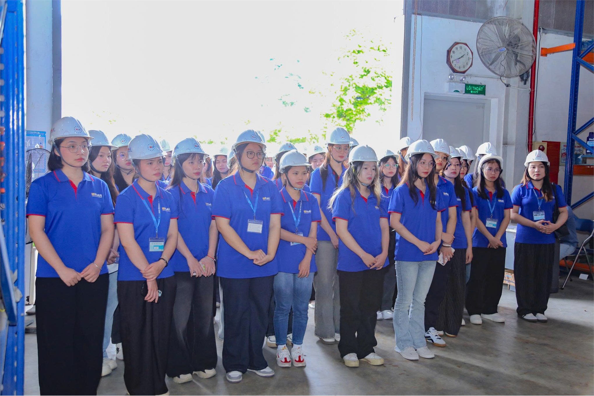 Tham quan thực tế doanh nghiệp Trường Kinh tế: Sinh viên Ngành Kế toán, Khoa Kế toán – Kiểm toán trải nghiệm thực tế và tư vấn hướng nghiệp tại Công ty Cổ phần Hãng sơn Đông Á