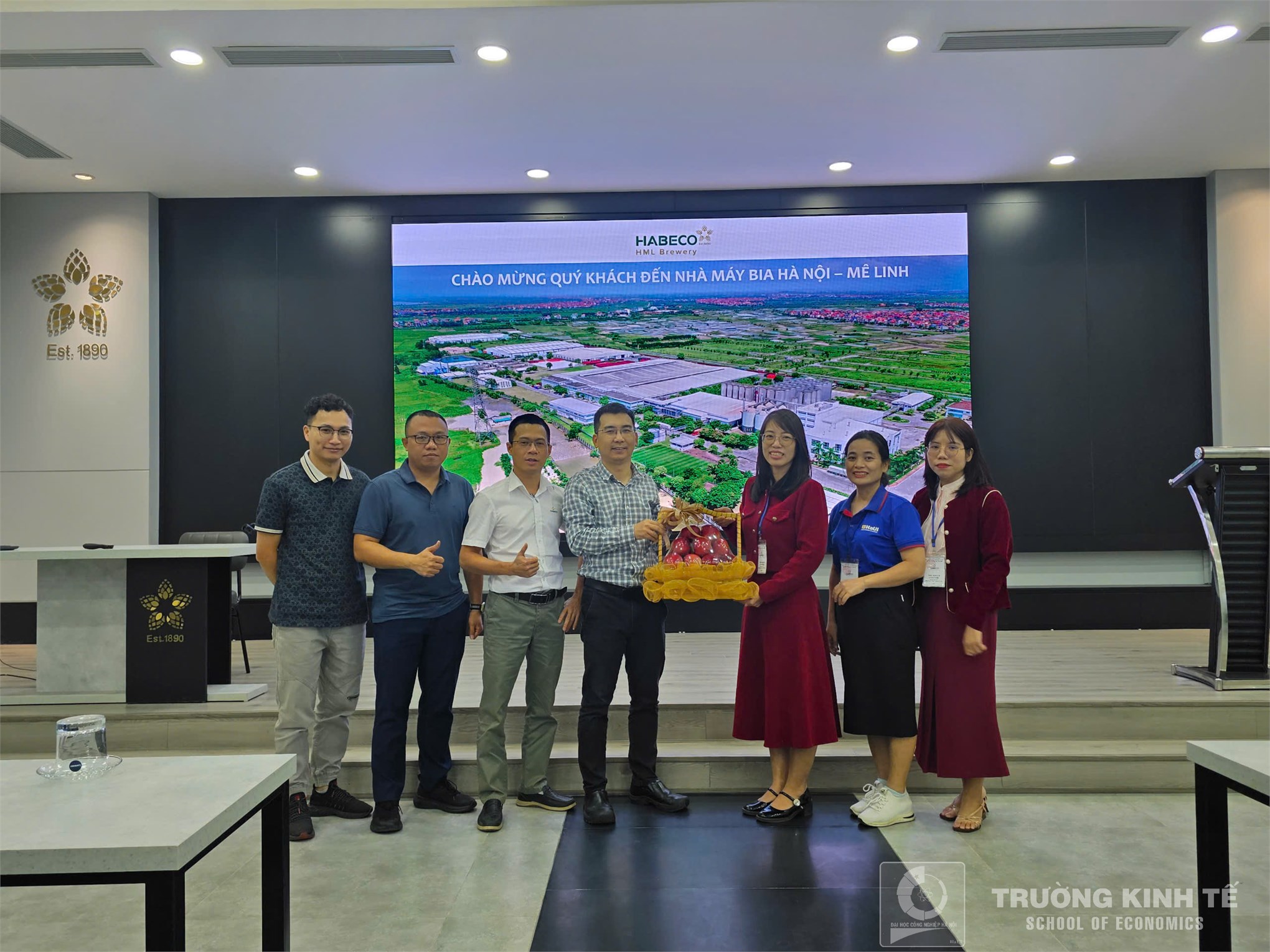 Tham quan thực tế doanh nghiệp Trường Kinh tế: Sinh viên Ngành Kế toán, Khoa Kế toán – Kiểm toán tham gia chương trình trải nghiệm thực tế và tư vấn hướng nghiệp tại Nhà máy bia Hà Nội Mê Linh