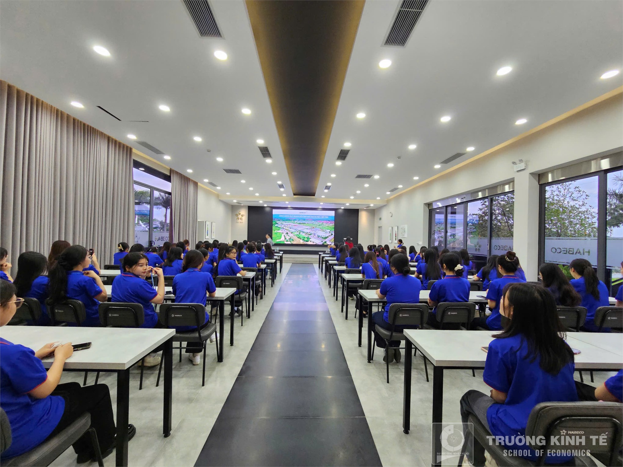 Tham quan thực tế doanh nghiệp Trường Kinh tế: Sinh viên Ngành Kế toán, Khoa Kế toán – Kiểm toán tham gia chương trình trải nghiệm thực tế và tư vấn hướng nghiệp tại Nhà máy bia Hà Nội Mê Linh