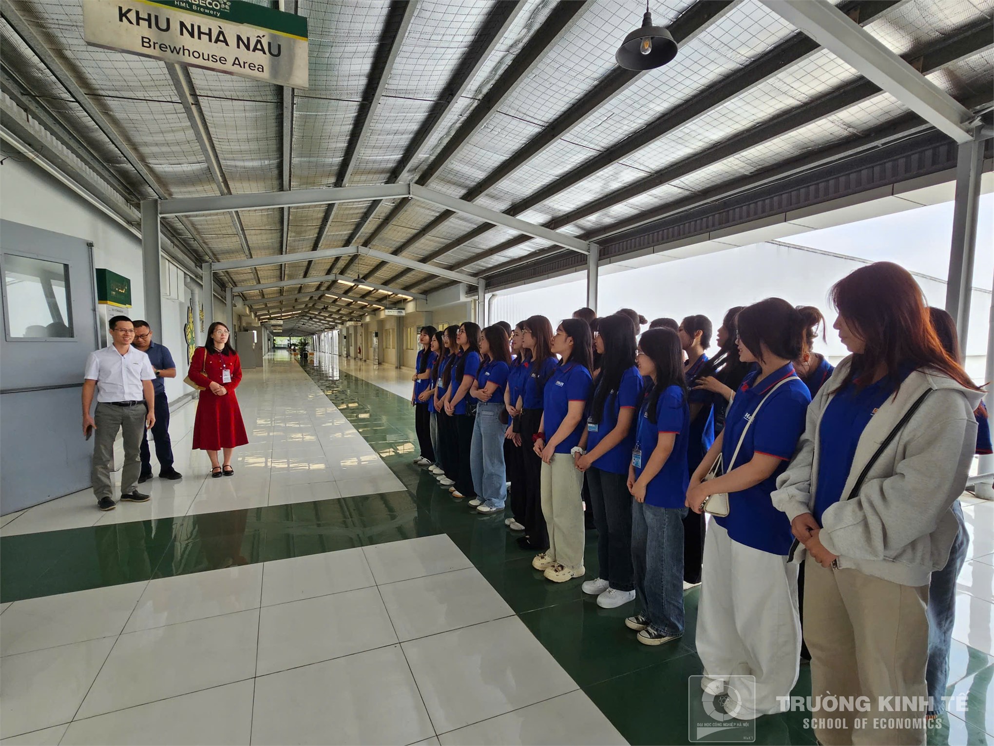 Tham quan thực tế doanh nghiệp Trường Kinh tế: Sinh viên Ngành Kế toán, Khoa Kế toán – Kiểm toán tham gia chương trình trải nghiệm thực tế và tư vấn hướng nghiệp tại Nhà máy bia Hà Nội Mê Linh