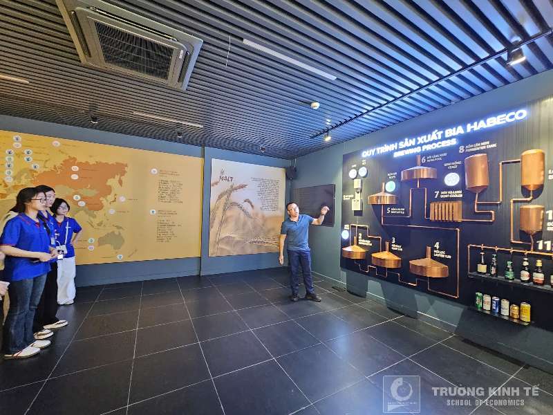 Tham quan thực tế doanh nghiệp Trường Kinh tế: Sinh viên Ngành Kế toán, Khoa Kế toán – Kiểm toán tham gia chương trình trải nghiệm thực tế và tư vấn hướng nghiệp tại Nhà máy bia Hà Nội Mê Linh