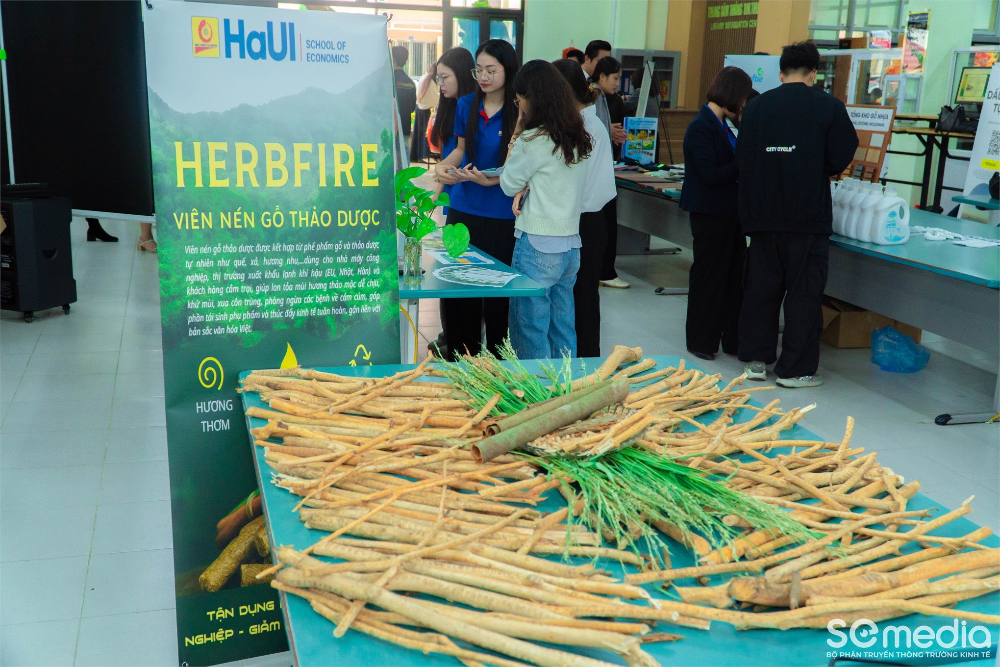 Trường Kinh tế tham gia “Ngày hội Đổi mới Sáng tạo – HaUI Innovation Day 2025”