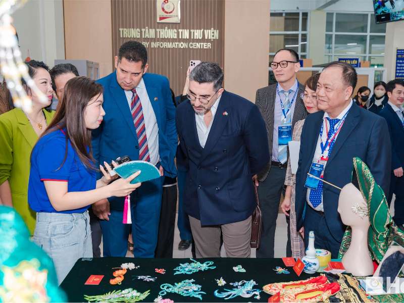 Cùng nhìn lại những khoảnh khắc ấn tượng của Trường Kinh tế trong Ngày hội Đổi mới Sáng tạo – HaUI Innovation Day 2025 🌟 “Khởi nghiệp từ tri thức”