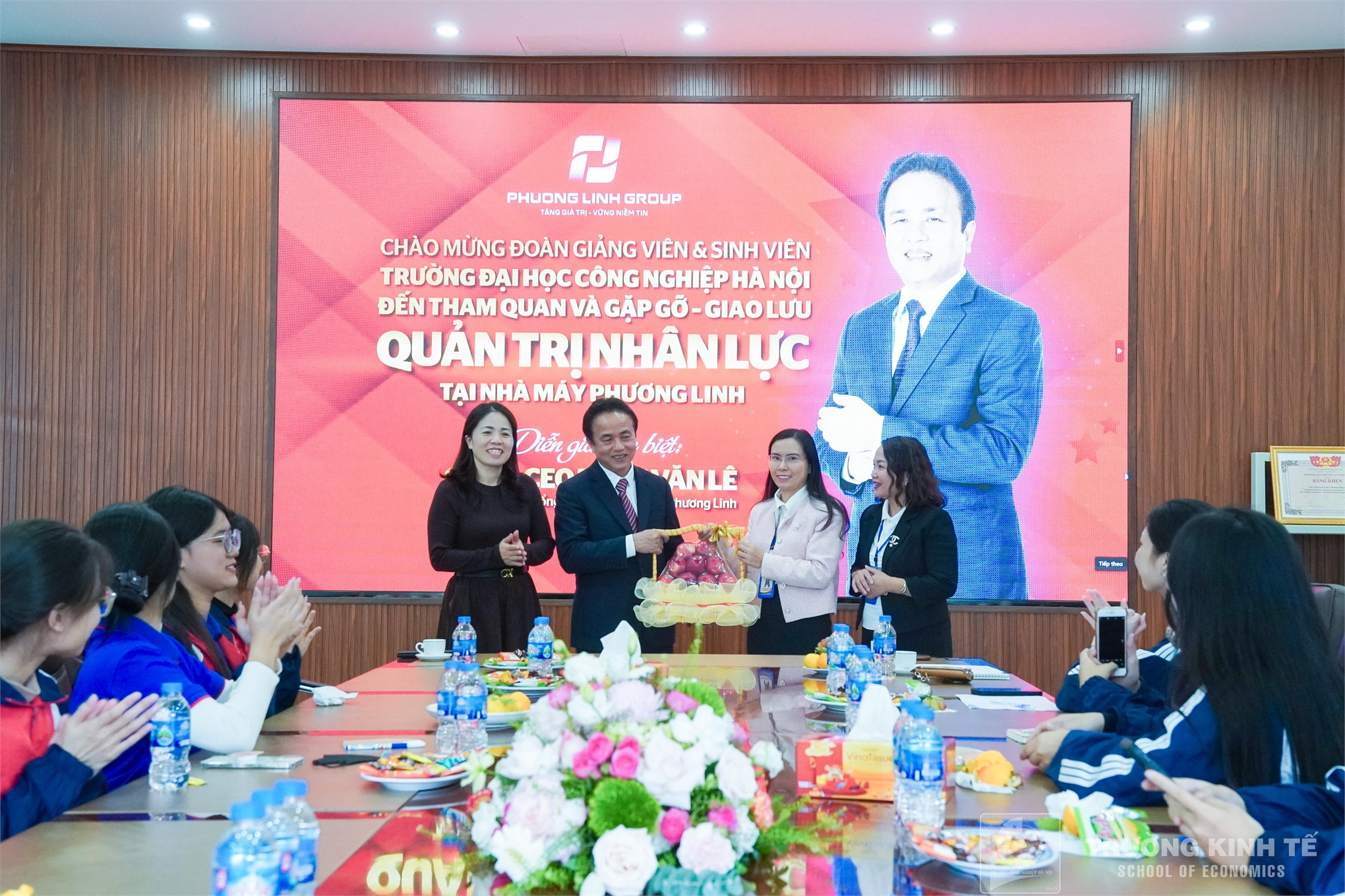 Sinh viên Khoa Quản trị trải nghiệm thực tế tại Tập đoàn cơ điện Phương Linh – gặp gỡ “Vua quạt Việt Nam” GS.TS Trần Văn Lê