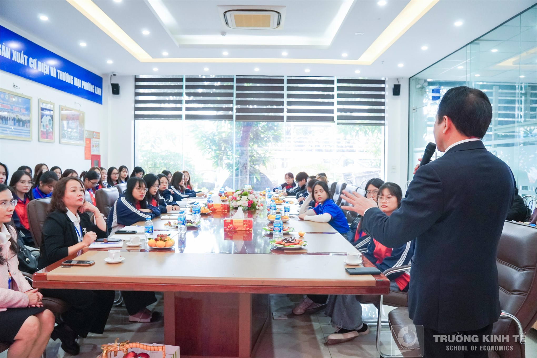 Sinh viên Khoa Quản trị trải nghiệm thực tế tại Tập đoàn cơ điện Phương Linh – gặp gỡ “Vua quạt Việt Nam” GS.TS Trần Văn Lê