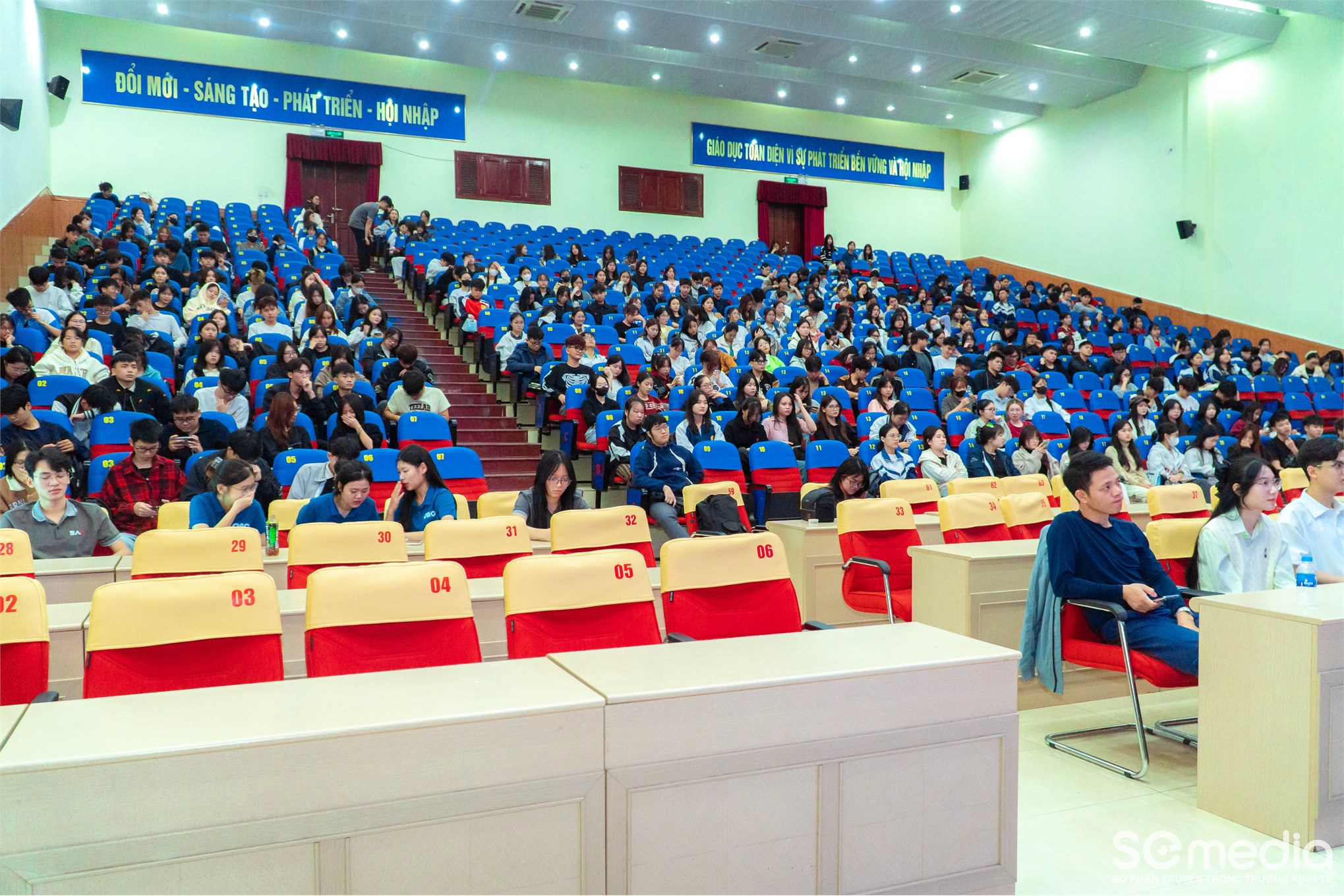 Trường Kinh tế tổ chức Ngày hội định hướng nghề nghiệp cho sinh viên Khóa 20