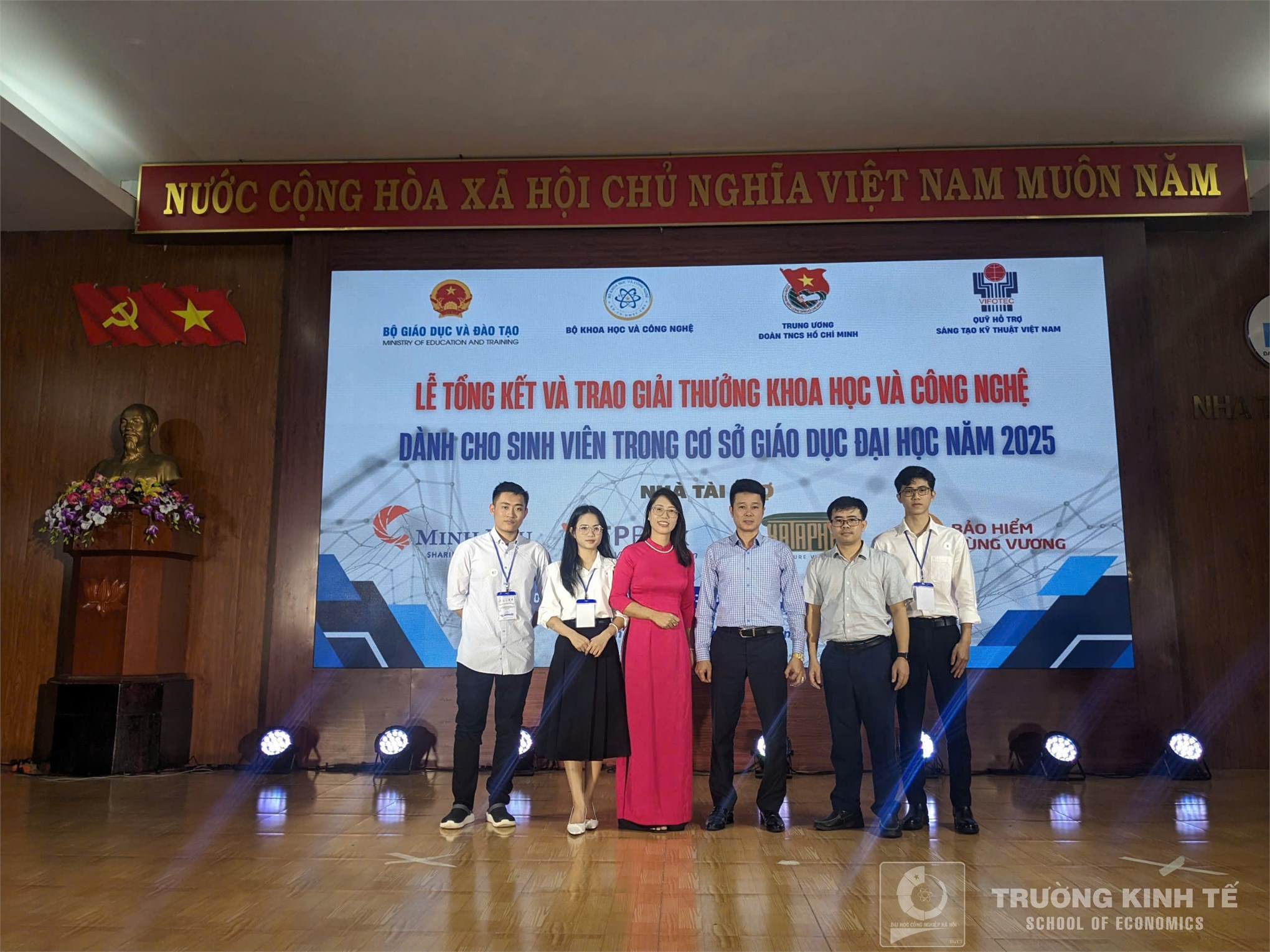 Đề tài nghiên cứu khoa học của nhóm sinh viên Trường Kinh tế đạt Giải Nhì Giải thưởng Khoa học và Công nghệ sinh viên toàn quốc năm 2025