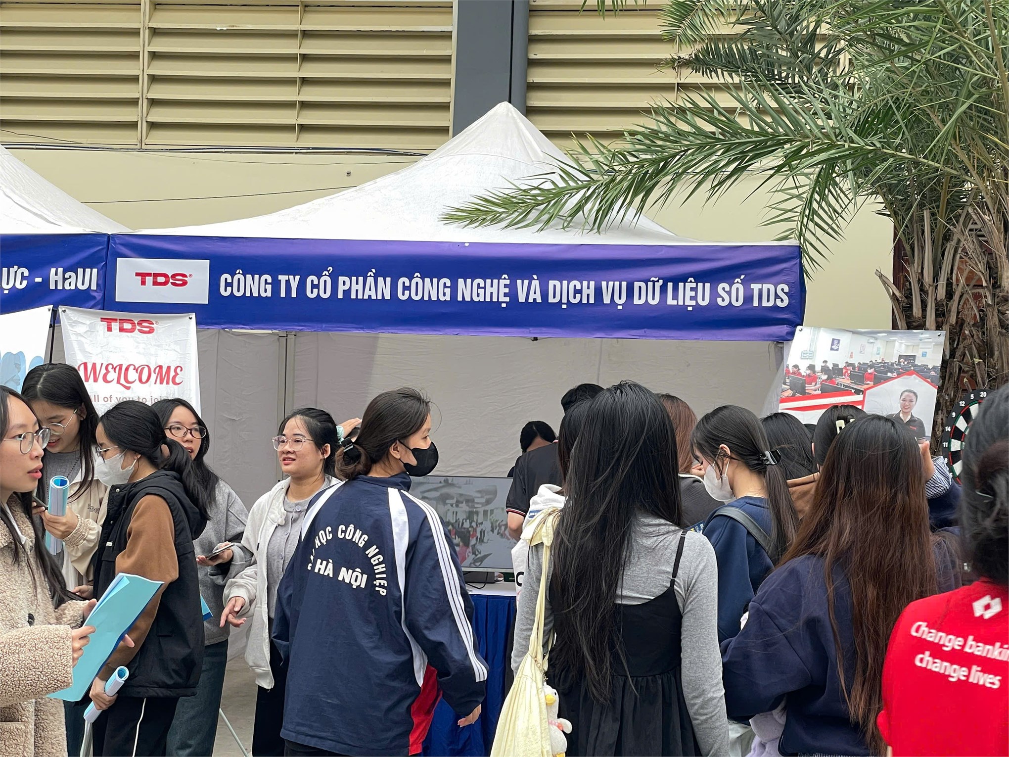 Ngày hội tư vấn thực tập và hướng nghiệp – Trường Kinh tế 2025: cầu nối giữa sinh viên và doanh nghiệp, mở rộng cơ hội việc làm từ hơn 32 đối tác tuyển dụng