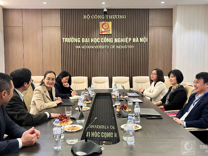 Trường Kinh tế trao đổi Hợp tác nghiên cứu và Phát triển đội ngũ với các chuyên gia quốc tế