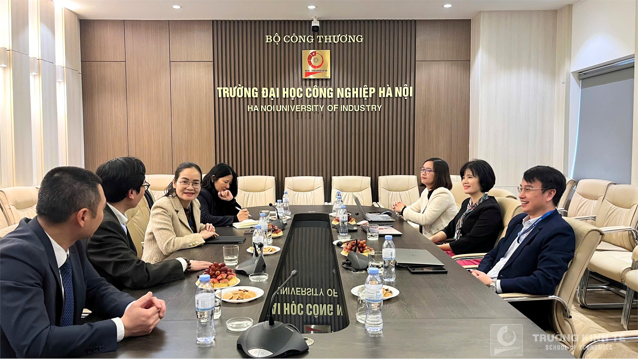 Trường Kinh tế trao đổi Định hướng nghiên cứu tài chính và Phát triển đội ngũ với các chuyên gia quốc tế
