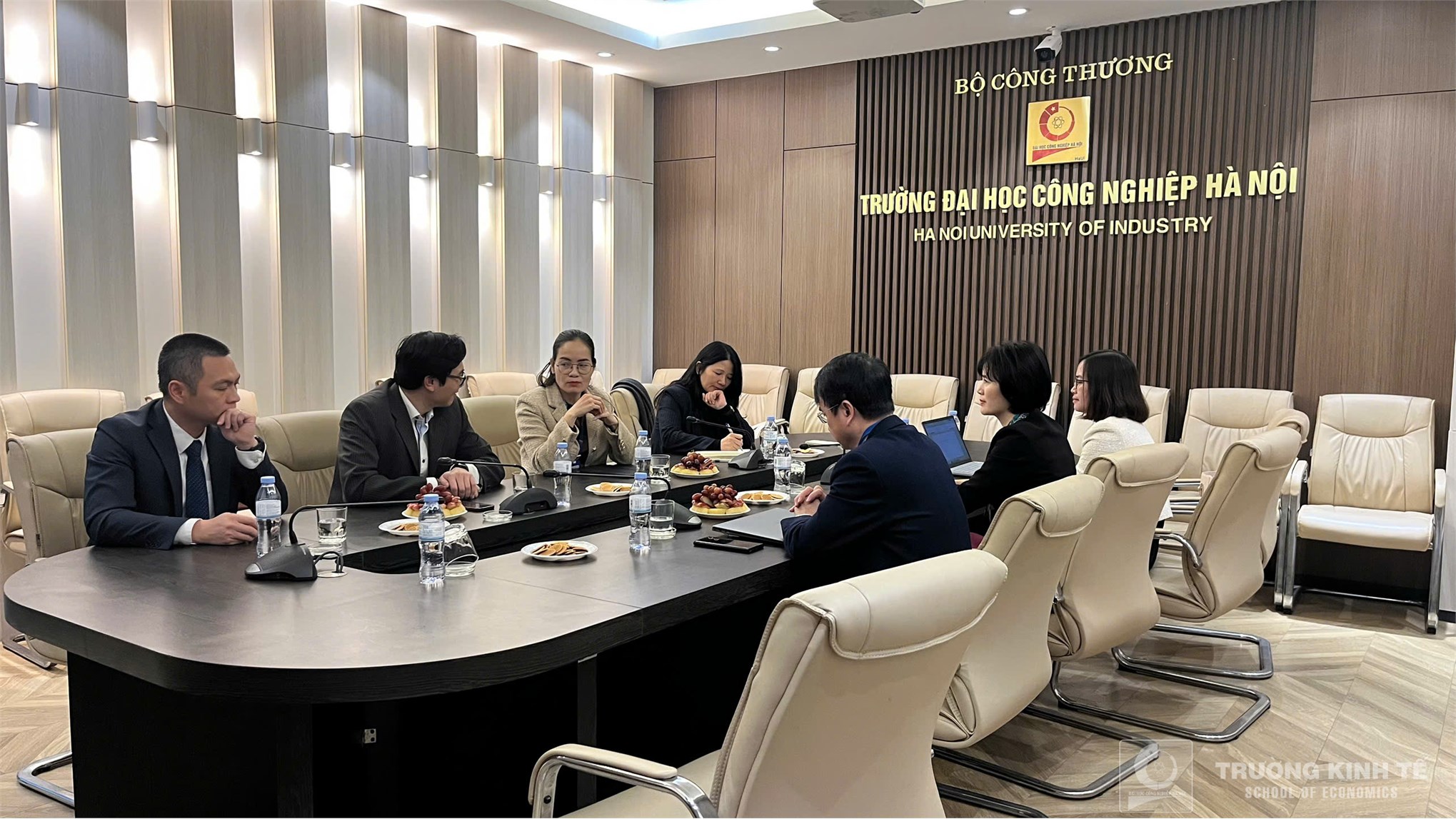 Trường Kinh tế trao đổi Định hướng nghiên cứu tài chính và Phát triển đội ngũ với các chuyên gia quốc tế