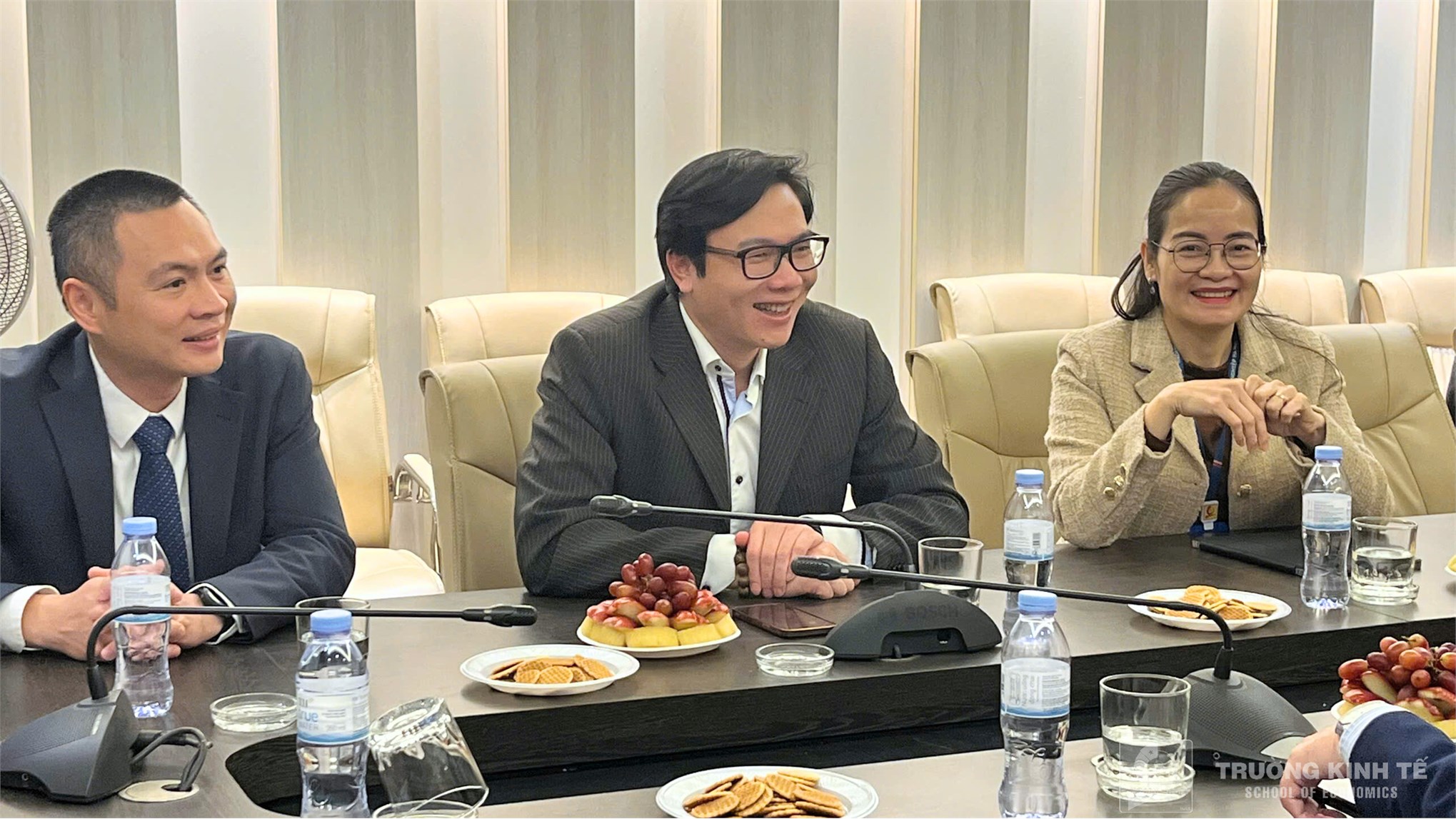Trường Kinh tế trao đổi Định hướng nghiên cứu tài chính và Phát triển đội ngũ với các chuyên gia quốc tế