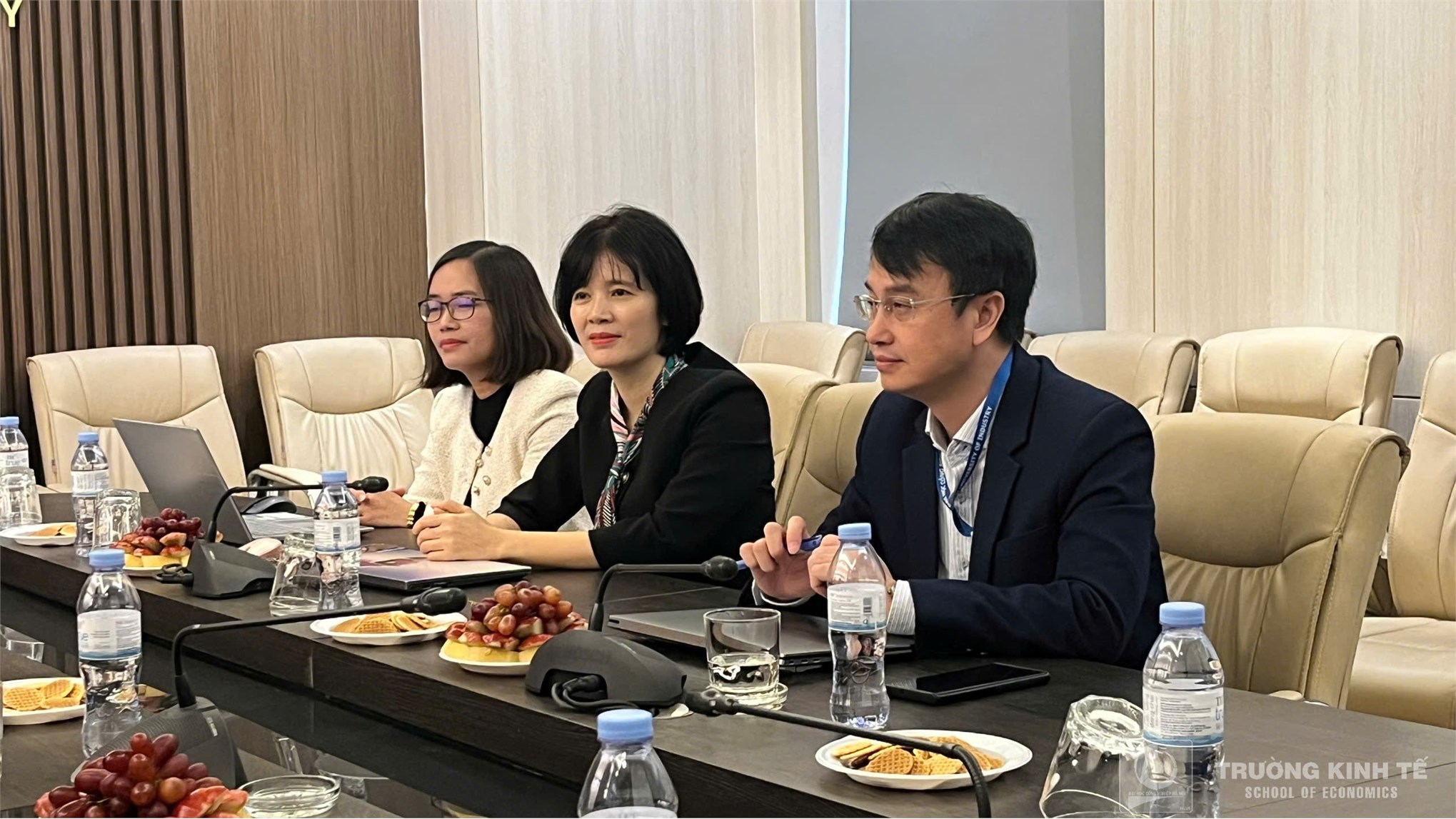 Trường Kinh tế trao đổi Định hướng nghiên cứu tài chính và Phát triển đội ngũ với các chuyên gia quốc tế