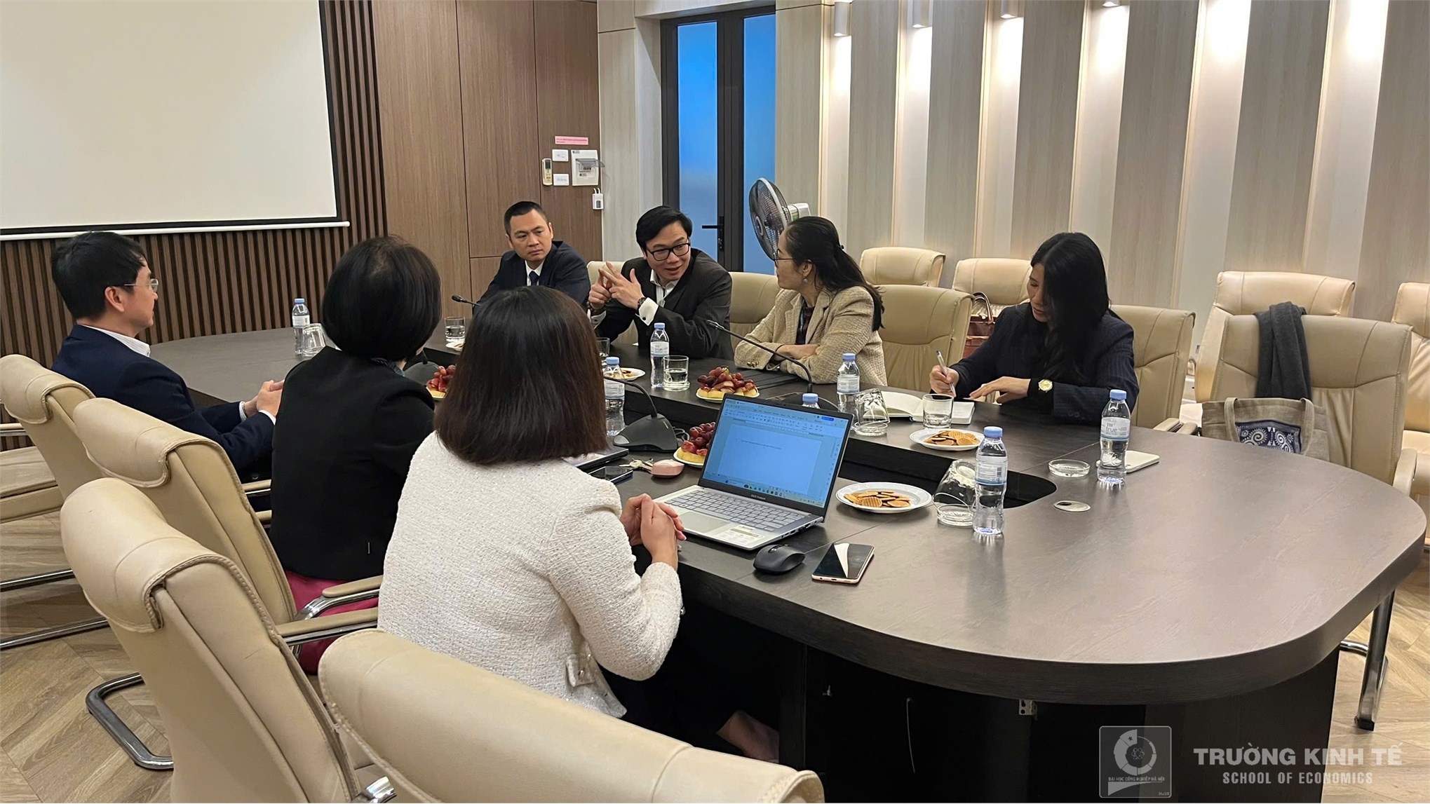 Trường Kinh tế trao đổi Định hướng nghiên cứu tài chính và Phát triển đội ngũ với các chuyên gia quốc tế