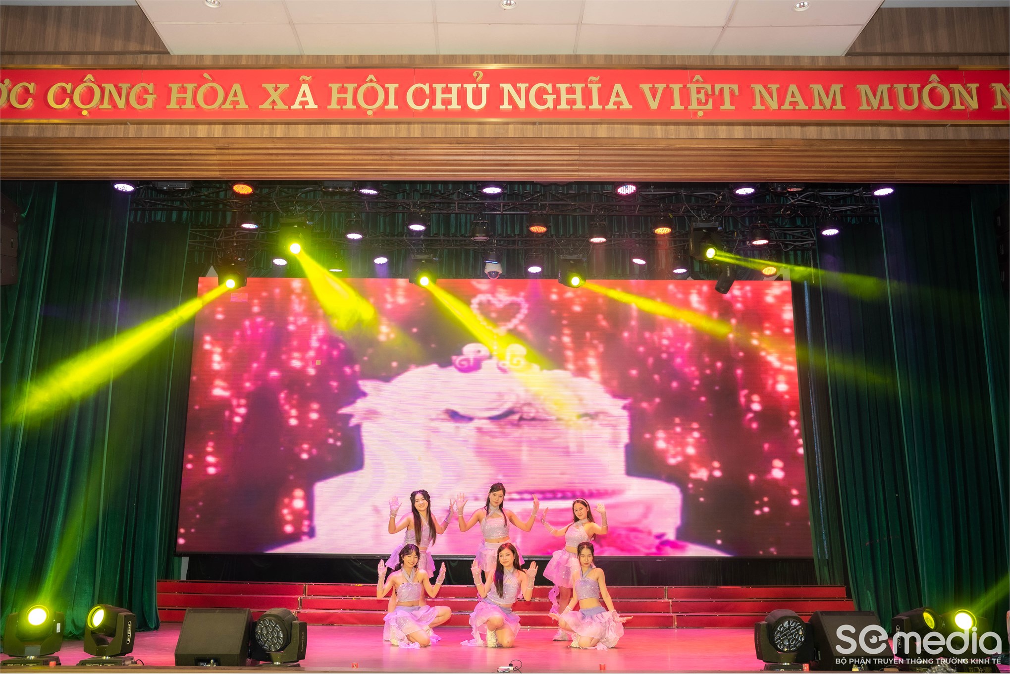 Chung kết `King & Queen of SE 2025 - Gương mặt đại diện Trường Kinh tế` : hành trình tỏa sáng của nhan sắc, trí tuệ và bản sắc sinh viên Kinh tế